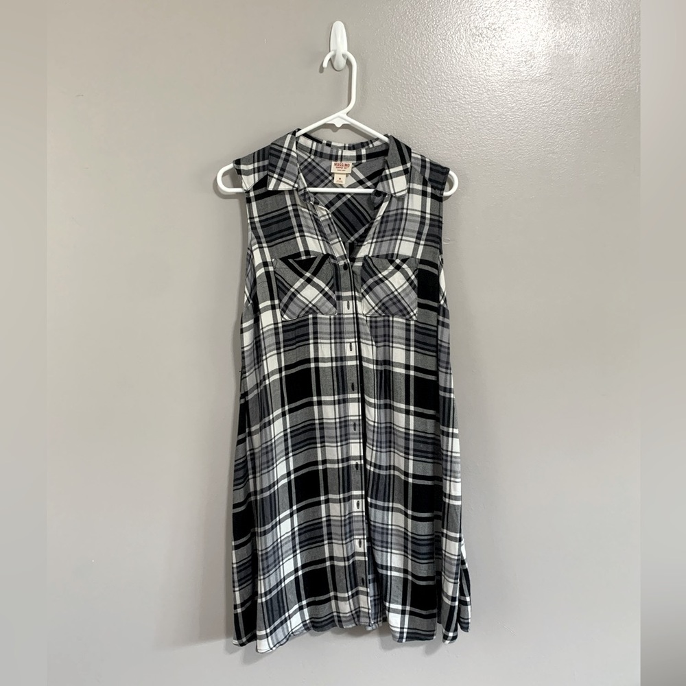 Plaid button-up tent dress. Sleeveless with collar.